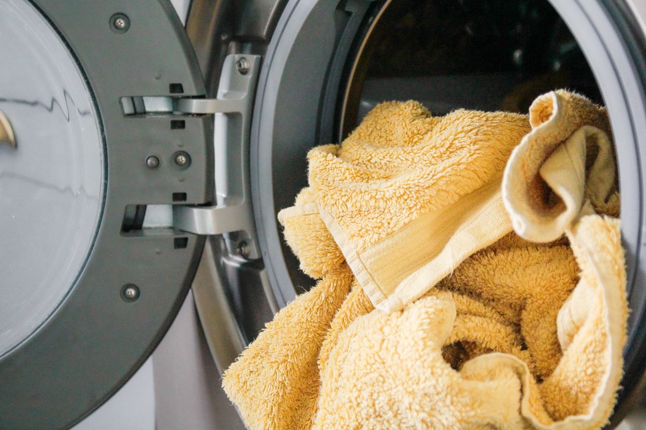Najczęstszy błąd przy praniu ręczników. Dlatego są szorstkie i nie chłoną wody