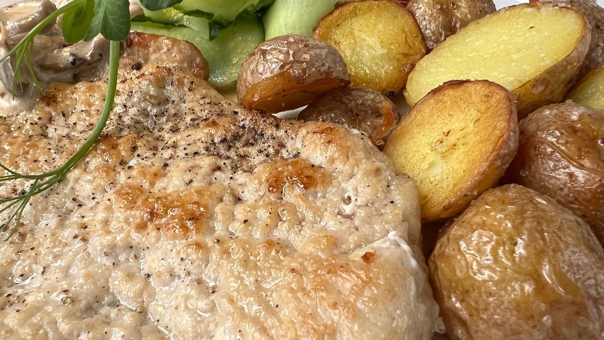 Schab duszony w mleku rozpada się pod widelcem
