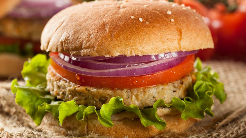 Odtłuszczone, opiekane burgery z indyka