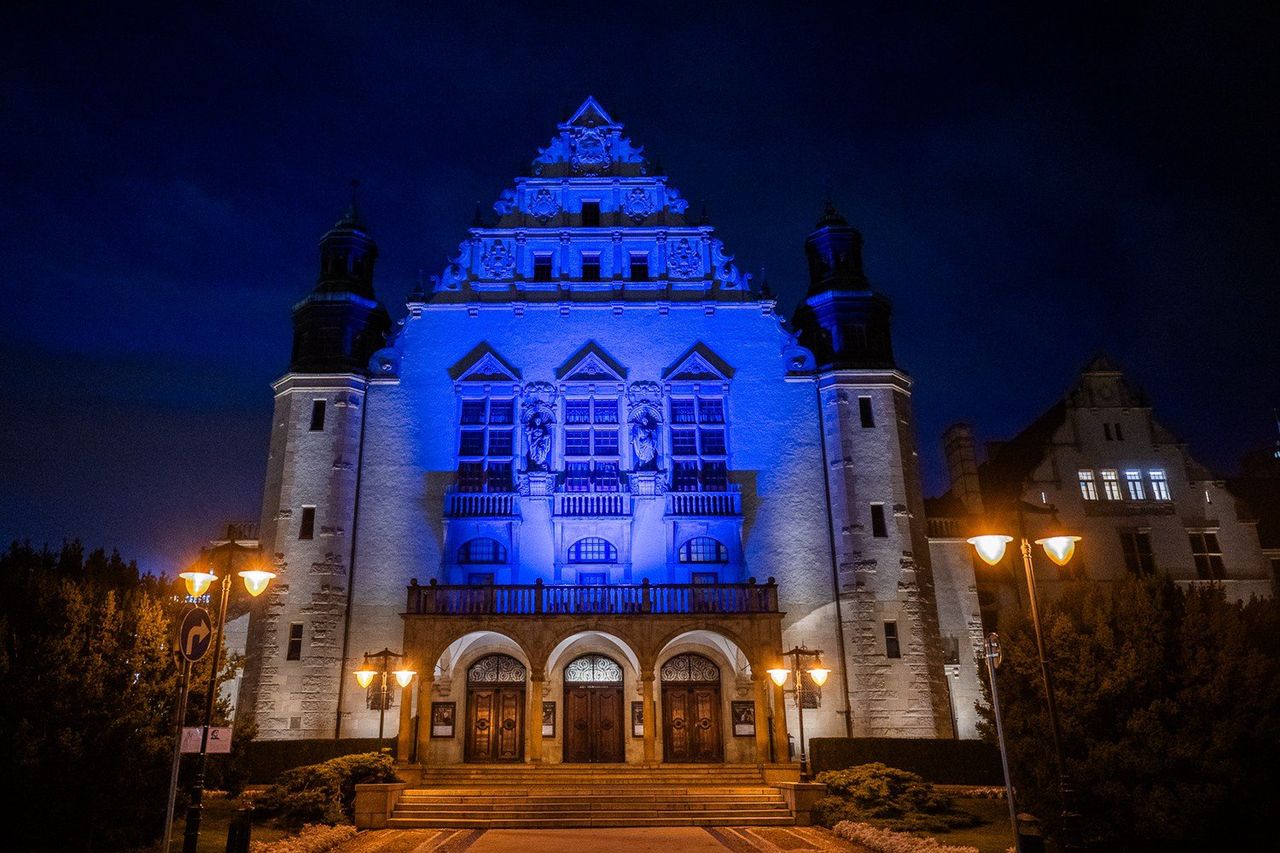 Poznań: Miasto rozbłysnęło na fioletowo z okazji Dnia Wcześniaka