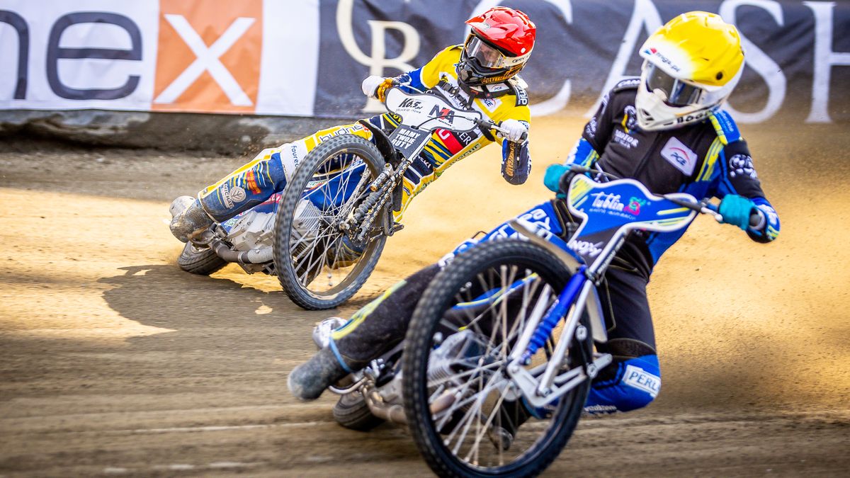 WP SportoweFakty / Tomasz Jocz / Na zdjęciu: Jarosław Hampel przed Andersem Thomsenem. 