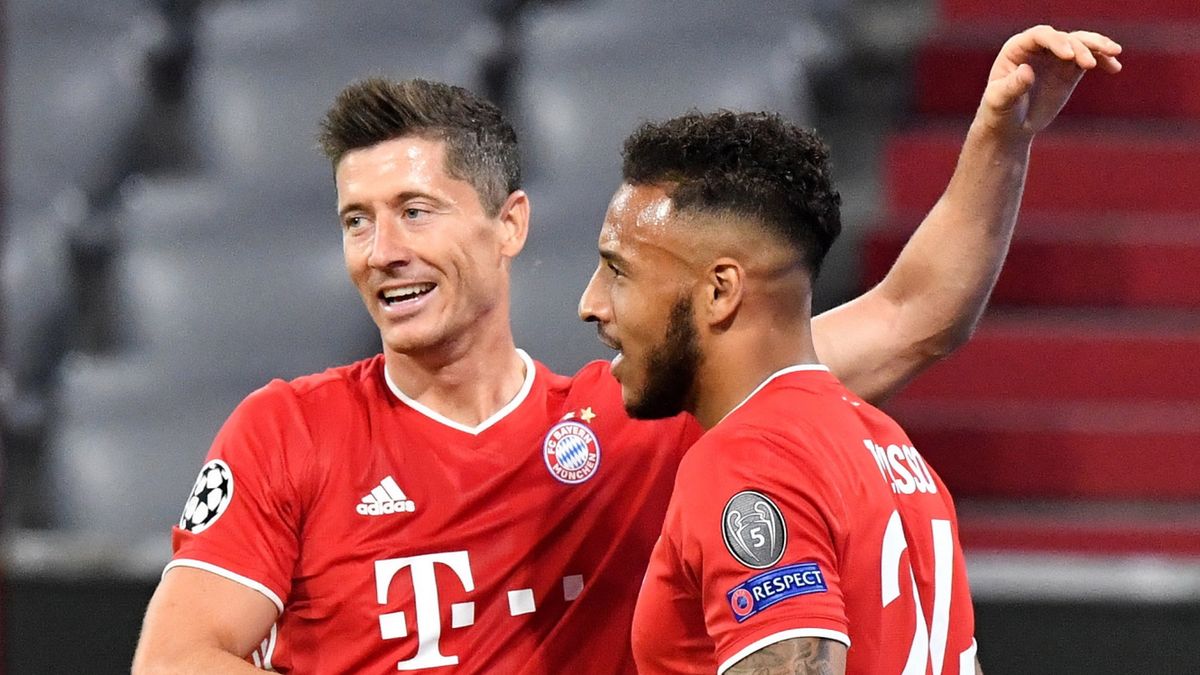 PAP/EPA / PHILIPP GUELLAND / Na zdjęciu: Robert Lewandowski (z lewej) i Corentin Tolisso