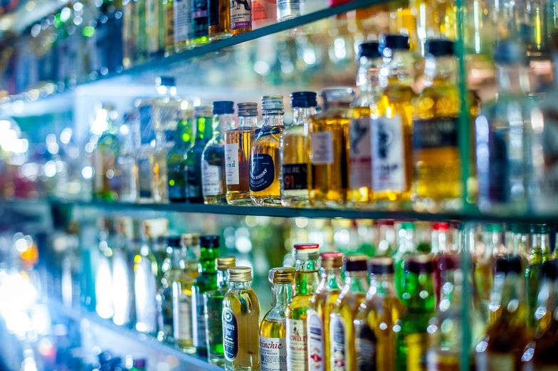 Podrabianie wyrobów alkoholowych. Polska traci z tego powodu 141 mln euro rocznie