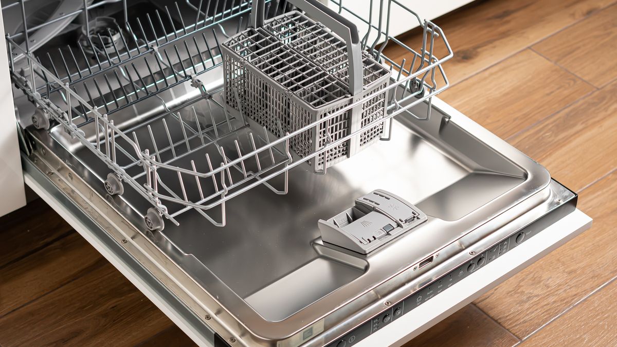 Świeżo wyczyszczona zmywarka