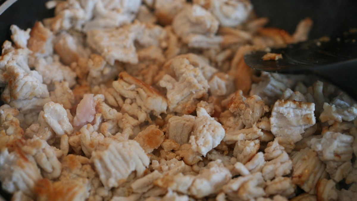 Mięso mielone z indyka (93% mięsa, 7% tłuszczu) opiekane na patelni na krucho