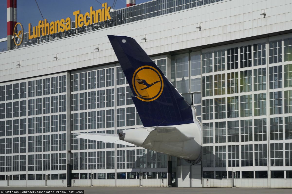 Samolot Lufthansy zaparkowany w hangarze na lotnisku w Monachium, Niemcy, czwartek, 15 lutego 2024 r
