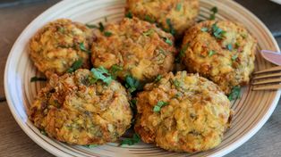 Są łatwiejsze od falafeli i świetnie smakują w bowlach. Dzieciaki się zajadają tymi kotlecikami bez mięsa