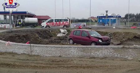 Kierowca wpadł… do ronda, bo jechał na pamięć