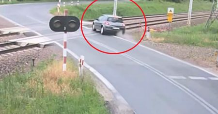 Wjechał na tory jak szaleniec, potem było tylko gorzej. Jest nagranie