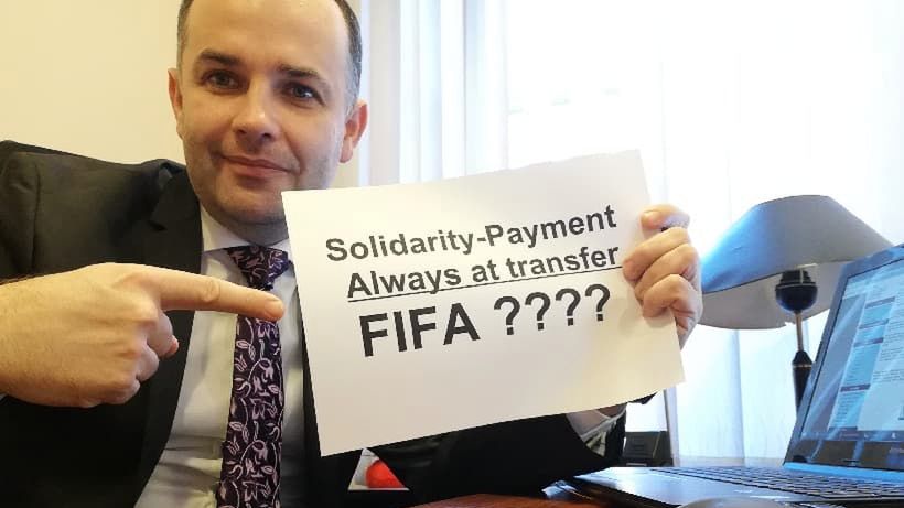 Andrzej Bolisęga, prezes Lechii Dzierżoniów, prezentuje swój apel do FIFA