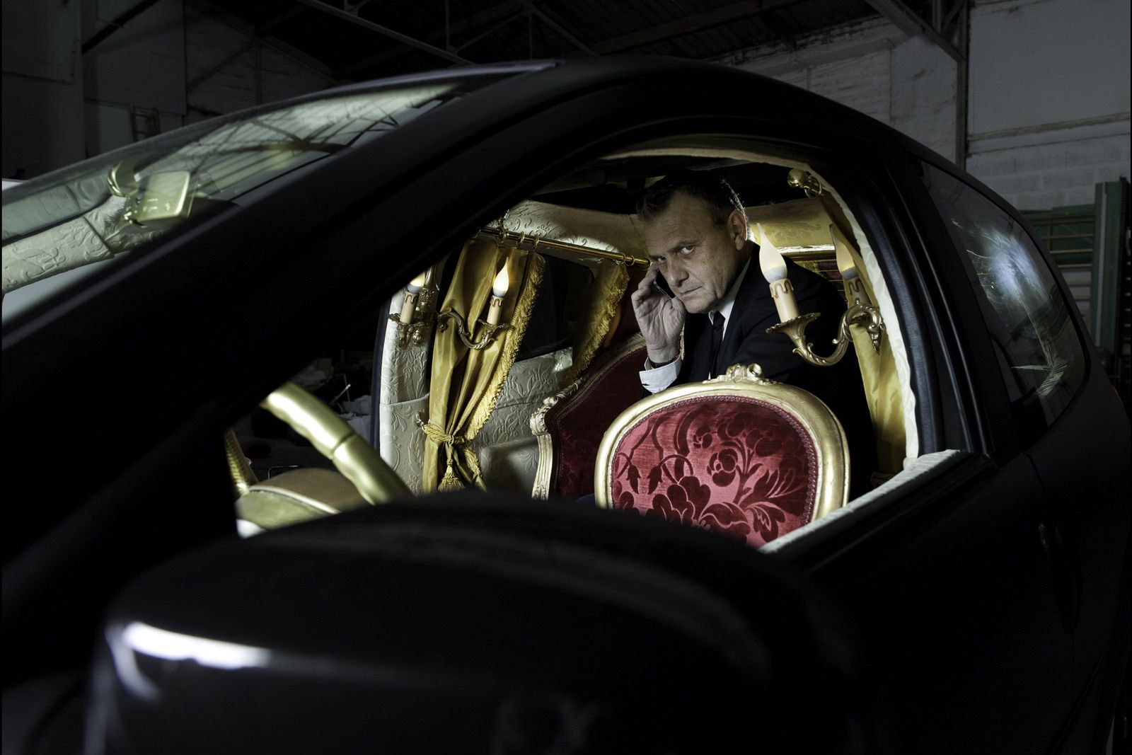 La Clio presidentiel relooke par Jean Charles de Castelbajac. Atelier a Fontenay sous Bois