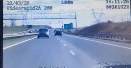 Czołowo na radiowóz. Kierowca jechał pod prąd ekspresową S3