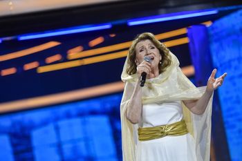 Halina Frąckowiak w Alei Gwiazd w Opolu. Jej stylizację „zrobiły” dodatki. Okulary w modny wzór i ponadczasowa biżuteria
