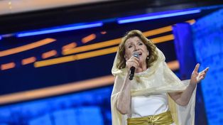 Halina Frąckowiak w Alei Gwiazd w Opolu. Jej stylizację „zrobiły” dodatki. Okulary w modny wzór i ponadczasowa biżuteria