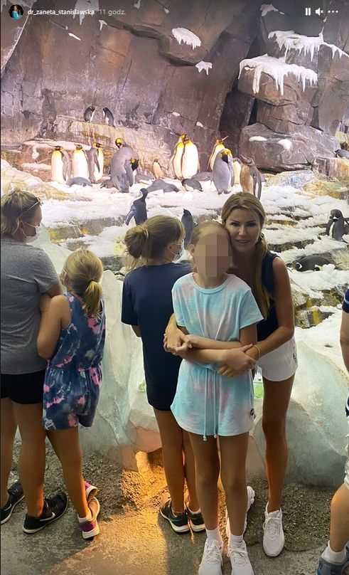 Żaneta Gortat z mężem Marcinem i córką karmią płaszczki w parku wodnym na Florydzie