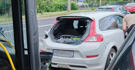 Kierujący volvo zaskoczył kierowcę trolejbusu, ten nie zdążył wyhamować i doszło do zderzenia