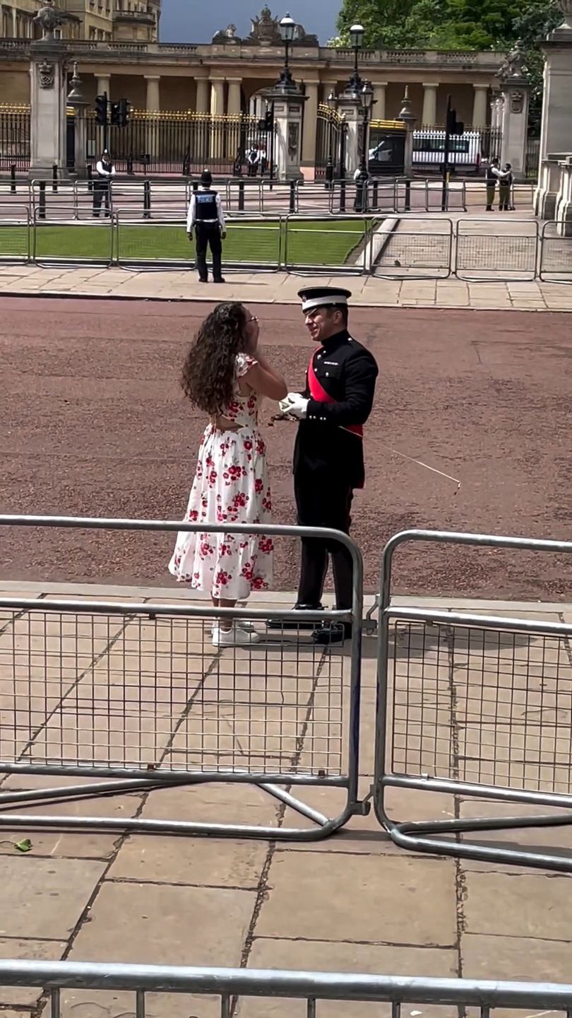 Oświadczyny przed pałacem Buckingham