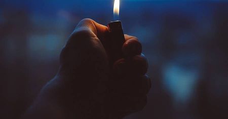 Włamał się do mieszkania 46-latki i ukradł ponad 200 tys. zł. Podłożył ogień, by zatrzeć ślady