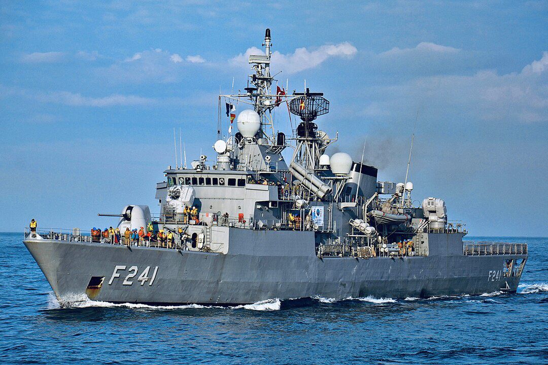
Turecka fregata TCG Turgutreis (F-241) typu Yavuz.
