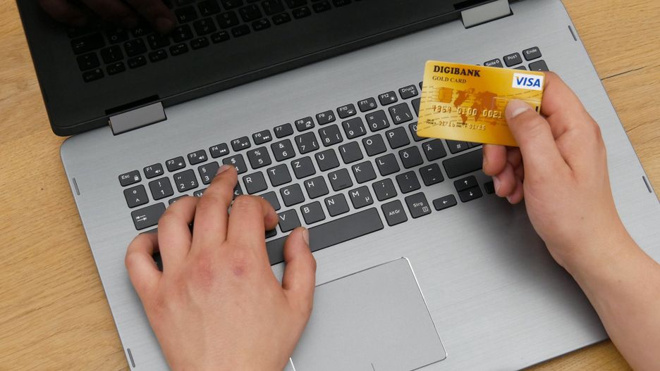 Zakupy online. Karta płatnicza może być wykorzystana w różnych sytuacjach