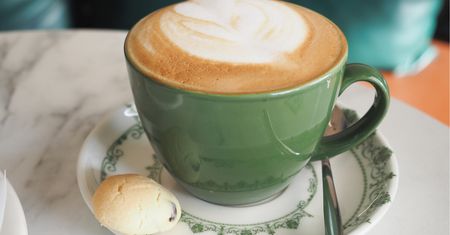 Ulubiona kawa i mleczna pianka. Większość nie wie, jak tak naprawdę wpływa na organizm