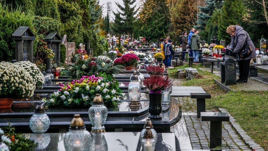 01.11.2019 GDANSK.  CMENTARZ KOMUNALNY - CMENTARZ LOSTOWICE. FOT. KAROLINA MISZTAL / POLSKA PRESS/DZIENNIK BALTYCKI