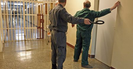 Firmy coraz częściej zatrudniają więźniów. Nie trzeba im płacić za L4