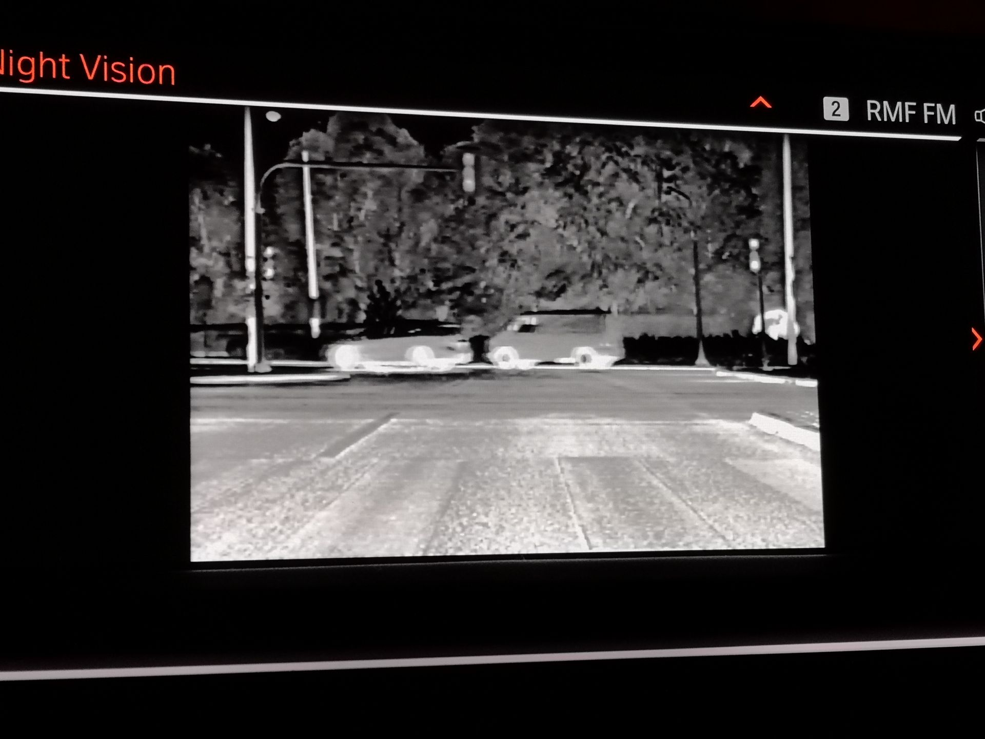 BMW 750i xDrive: Systemy wsparcia kierowcy, Night Vision, zdalne sterowanie i audio Bowers & Wilkins 30
