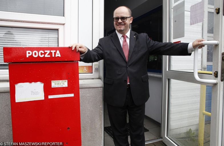Prezes Poczty Mirosław Sypniewski pokazuje ministrom, jak działa monopol