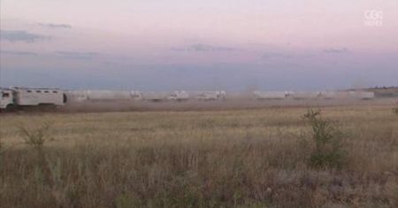 Rosyjskie ciężarówki z pomocą humanitarną powoli przejeżdżają przez granicę z Ukrainą