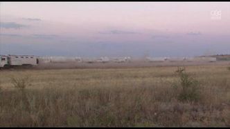 Rosyjskie ciężarówki z pomocą humanitarną powoli przejeżdżają przez granicę z Ukrainą