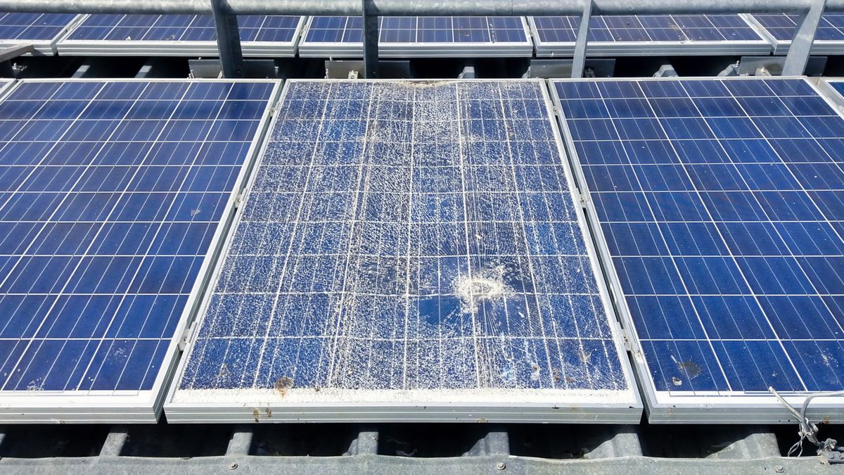 Uszkodzony panel fotowoltaiczny