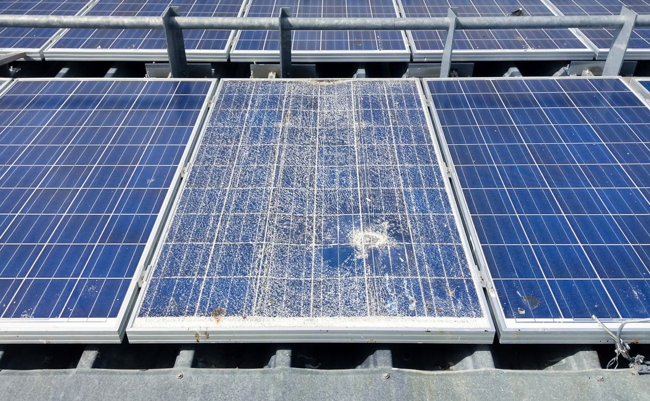 Śnieg zalega na panelach fotowoltaicznych? To wcale nie musi być problem