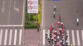 Wielka kraksa na trasie wyścigu kolarskiego. Pieszy celowo wszedł na drogę