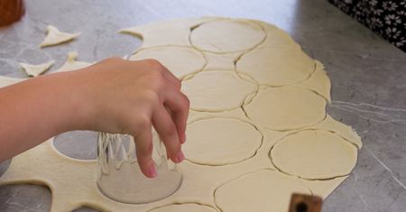 Zostało mi ciasto po pierogach, więc zrobiłem pyszną przekąskę. Po prostu palce lizać