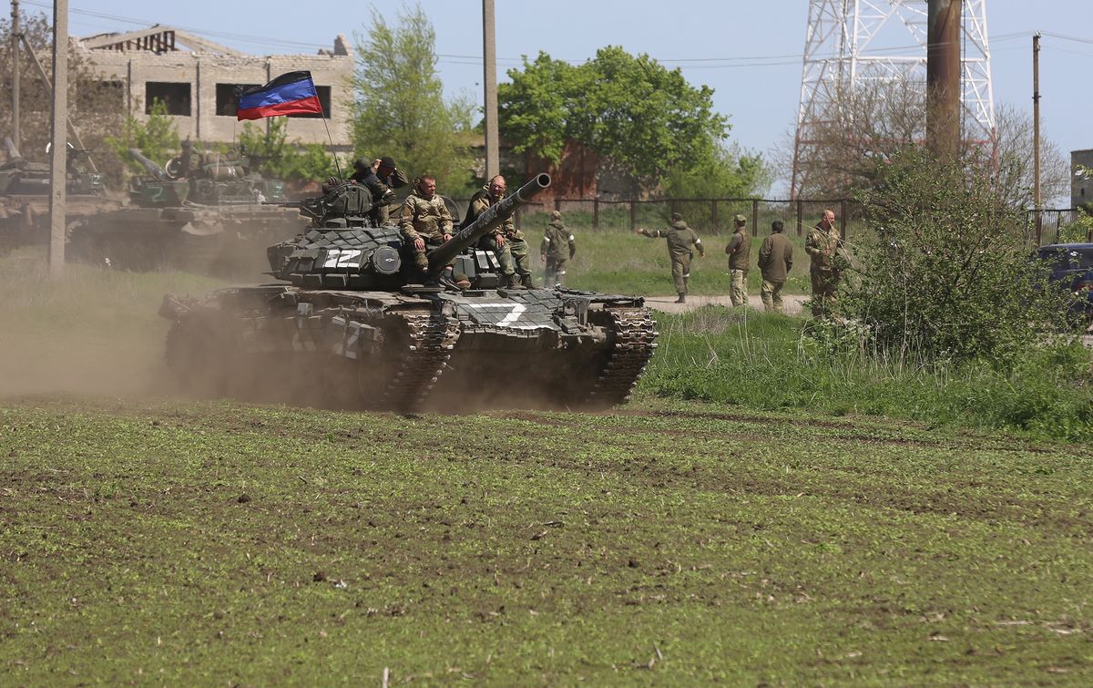 Na zdjęciu: prorosyjskie wojska samozwańczej Donieckiej Republiki Ludowej na terenie Mariupola 