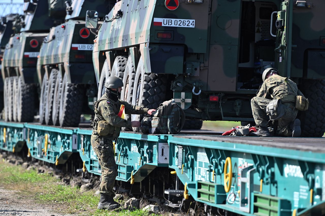 Załadunek sprzętu w ramach ćwiczeń taktycznych 12. Szczecińskiej Dywizji Zmechanizowanej.