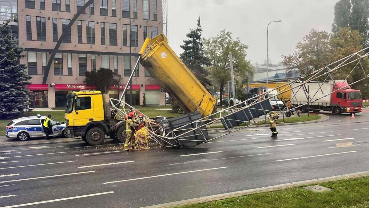 Kierowca zapomniał, że ma otwartą wywrotkę. Zahaczył o konstrukcję 