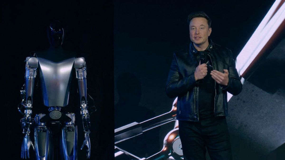 Prezentacja humanoida TesliThis video screen grab made from Tesla AI Day 2022 livestream shows Elon Musk standing on stage next to Optimus the humanoid robot in Palo Alto, California on September 30, 2022. (Photo by Tesla / AFP) / RESTRICTED TO EDITORIAL USE - MANDATORY CREDIT "AFP PHOTO / HANDOUT / TESLA " - NO MARKETING - NO ADVERTISING CAMPAIGNS - DISTRIBUTED AS A SERVICE TO CLIENTS-