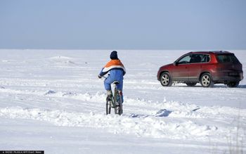 To nie fotomontaż. Estończycy otworzyli drogę na zamarzniętym Bałtyku