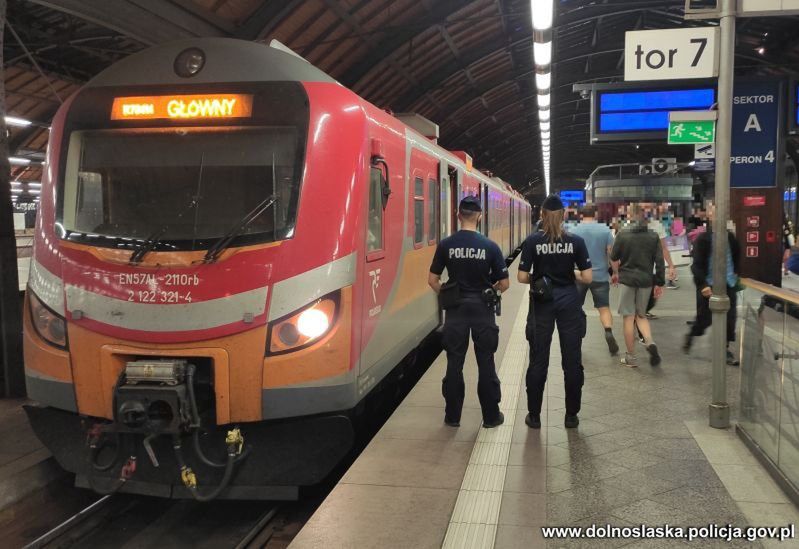 Kary za brak maseczek. Policja cały czas sprawdza, czy Polacy zasłaniają usta i nos.