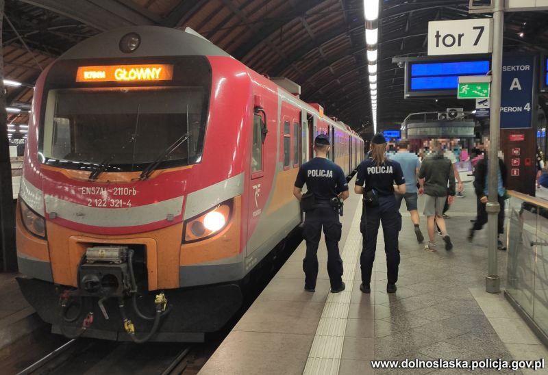 Kary za brak maseczek. Policja cały czas sprawdza, czy Polacy zasłaniają usta i nos.