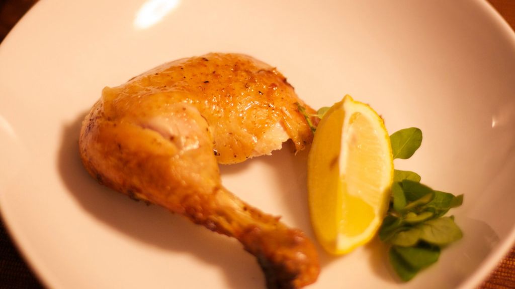 Opiekana skóra z kurczaka z podudzia i udźca