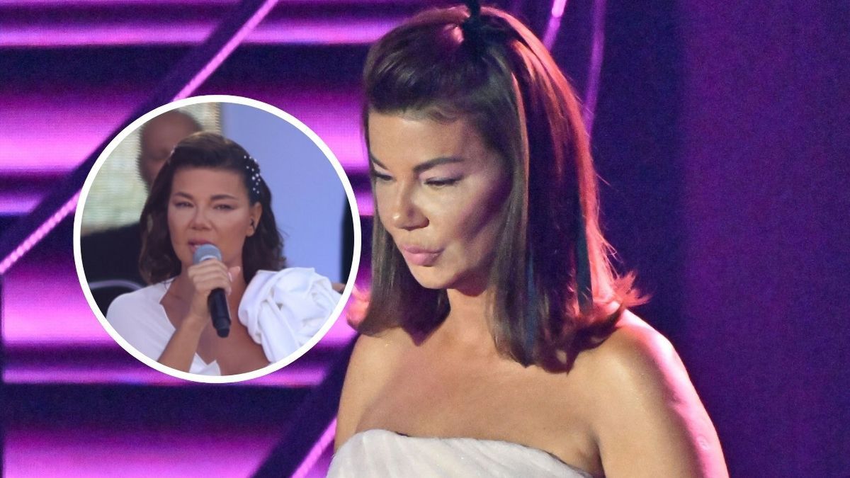 Edyta Górniak w białej sukni z dekoltem podczas religijnego koncertu TVP