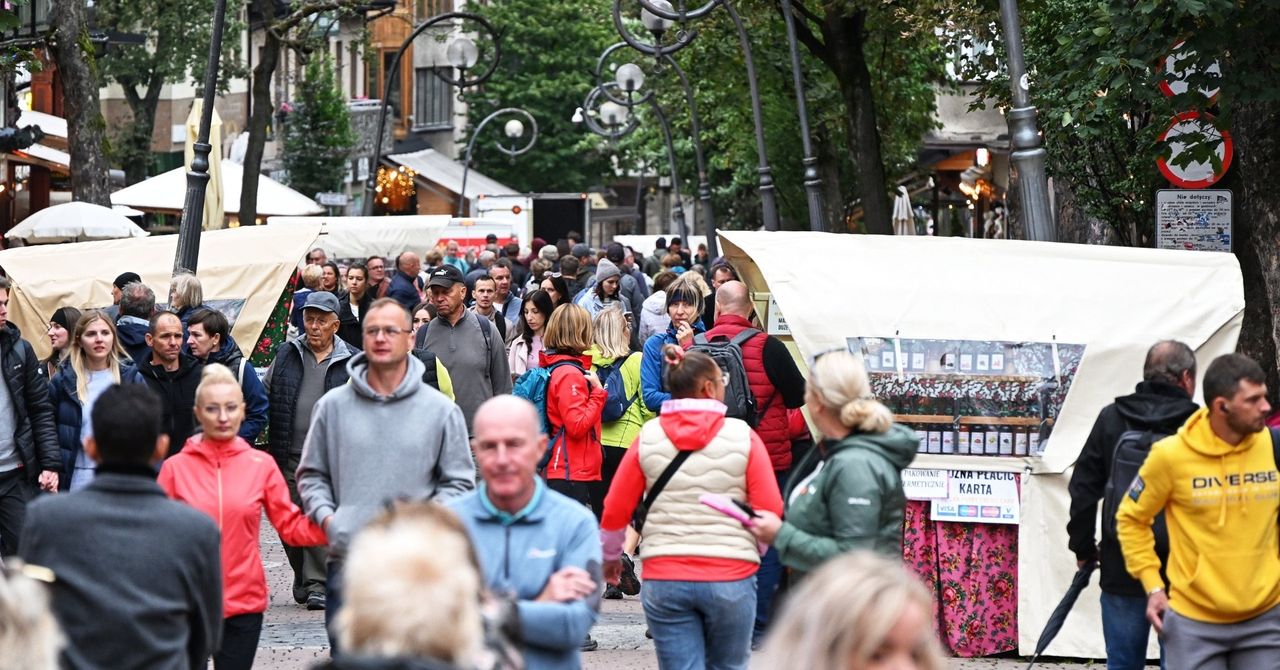 Zakopane: Deszcz przegonił turystów z gór. Tłok i kurtki na Krupówkach