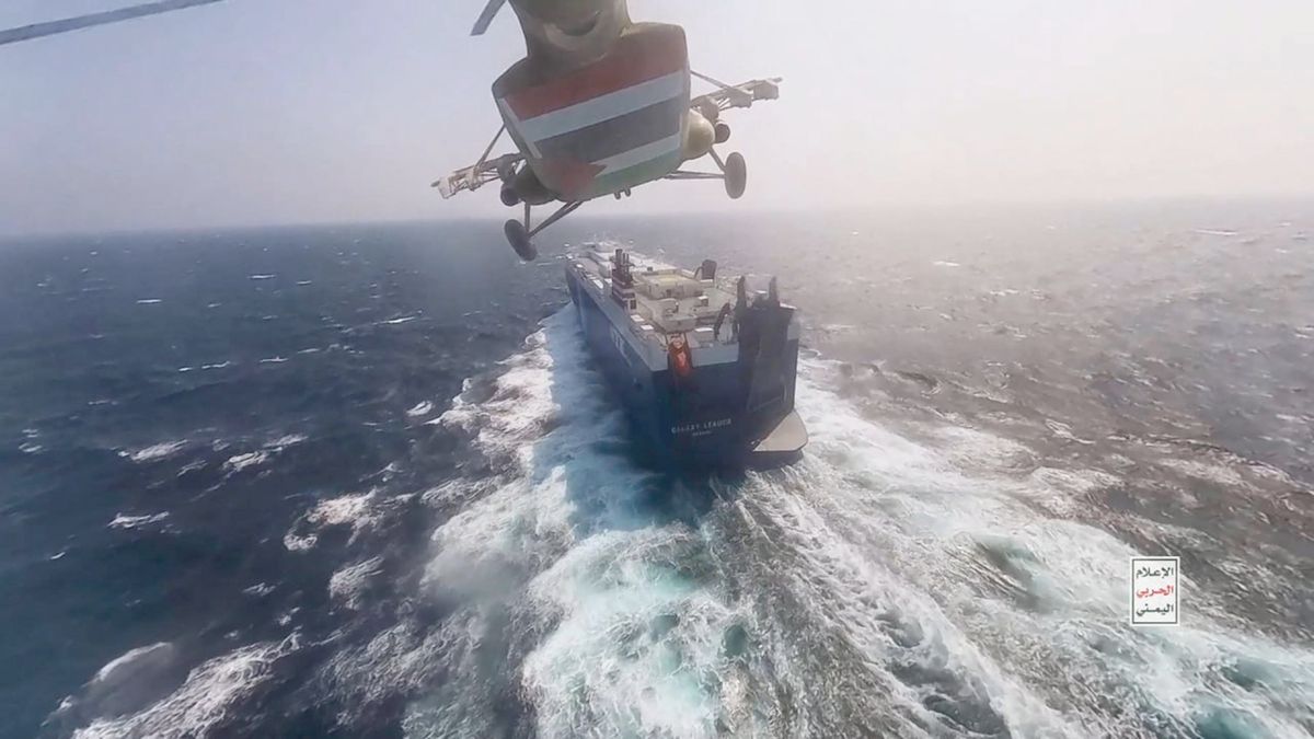 Stopklatka z filmu pokazującego atak rebeliantów Huti na statek Galaxy Leader, 20 listopada 2023 roku