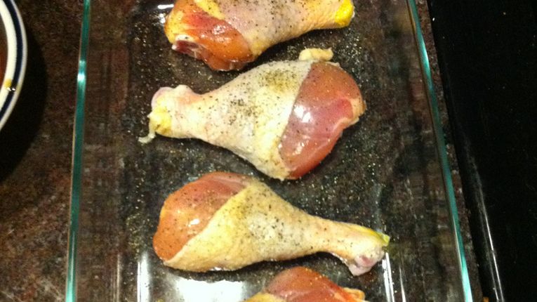 Surowa skóra z kurczaka z podudzia i udźca