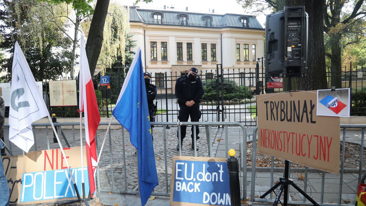 Trybunał Konstytucyjny wydał wyrok w sprawie zgodności z konstytucją niektórych przepisów Traktatu o Unii Europejskiej. Przed siedzibą TK trwała pikieta 