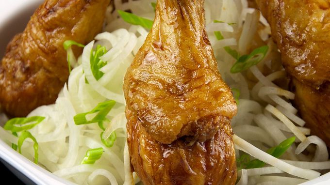 Pieczona skóra z kurczaka z podudzia i udźca