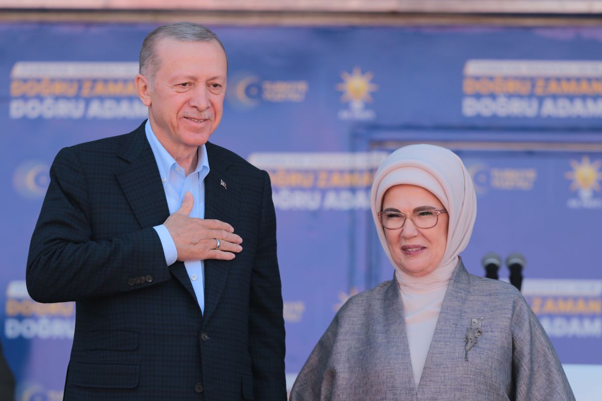 Prezydent Turcji Recep Tayyip Erdoğan w czasie wiecu w Antalii z żoną Emine Erdoğan
